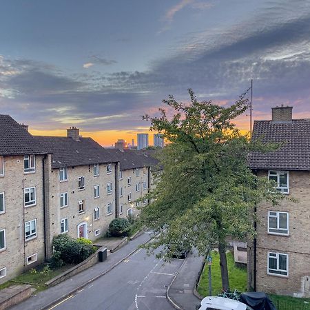 Beautiful 3-Bed Apartment At Swiss Cottage Londres Exterior foto
