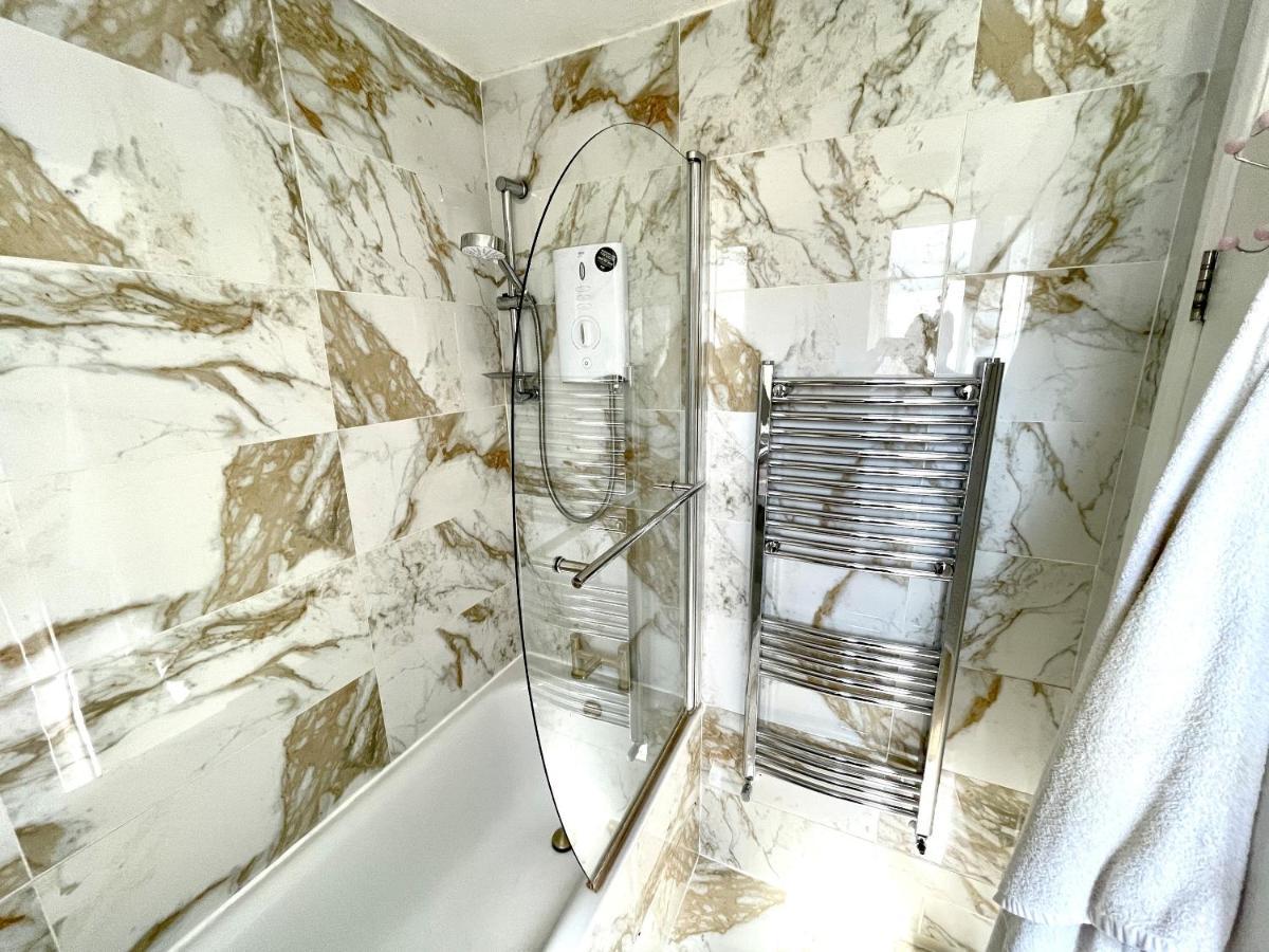 Beautiful 3-Bed Apartment At Swiss Cottage Londres Exterior foto
