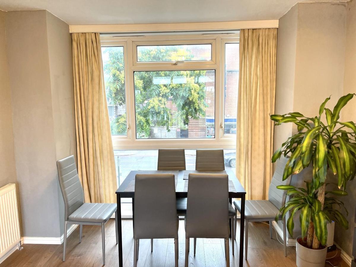 Beautiful 3-Bed Apartment At Swiss Cottage Londres Exterior foto