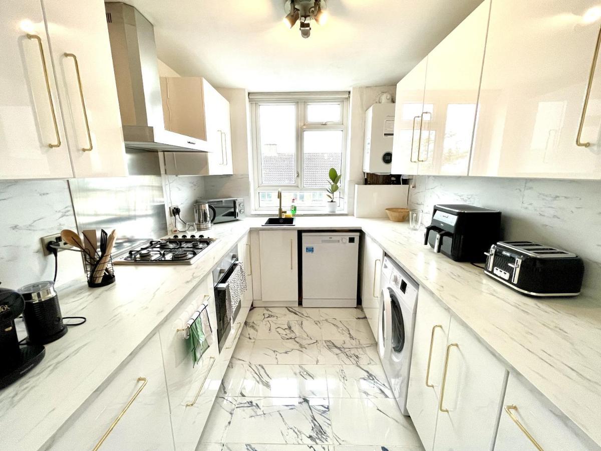 Beautiful 3-Bed Apartment At Swiss Cottage Londres Exterior foto